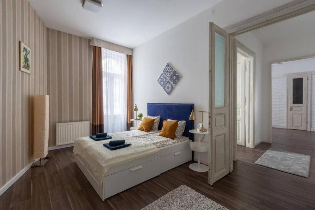 Chic, Captivating Space Near Opera House Budapest Luaran gambar