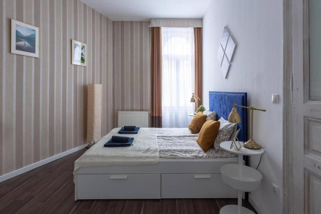 Chic, Captivating Space Near Opera House Budapest Luaran gambar