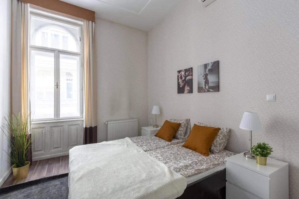 Chic, Captivating Space Near Opera House Budapest Luaran gambar