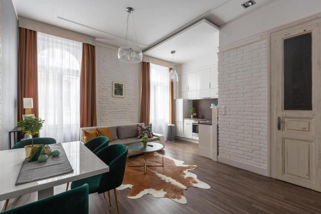 Chic, Captivating Space Near Opera House Budapest Luaran gambar