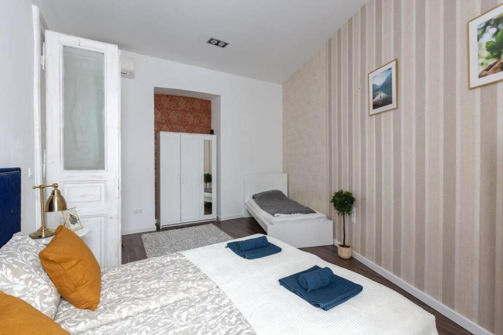 Chic, Captivating Space Near Opera House Budapest Luaran gambar